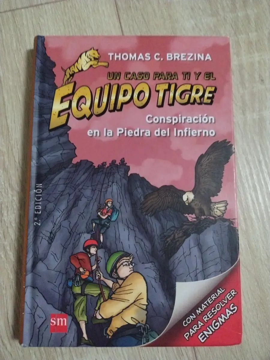 Conspiración en la piedra del infierno: una serie de novelas policíacas de Thomas C. Brezina