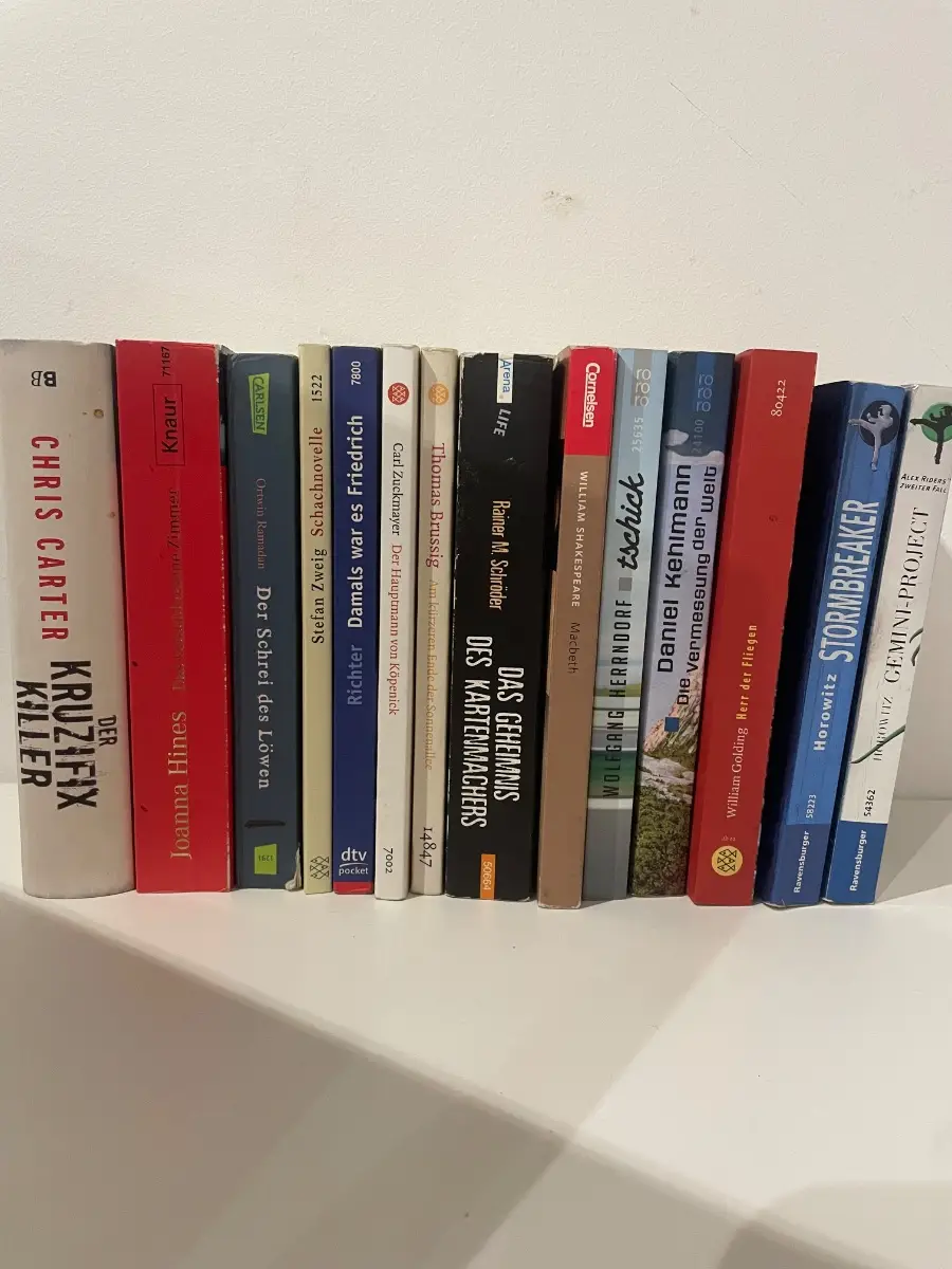 Lote de 25 libros en alemán : Carl Zuckmayer, Der Hauptmann von Köpenick, Die Vermessung der Welt y más