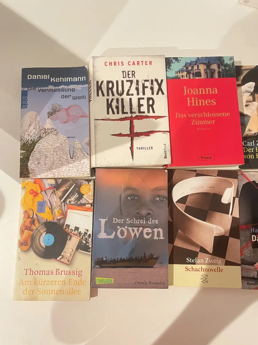Lote de 25 libros en alemán : Carl Zuckmayer, Der Hauptmann von Köpenick, Die Vermessung der Welt y más