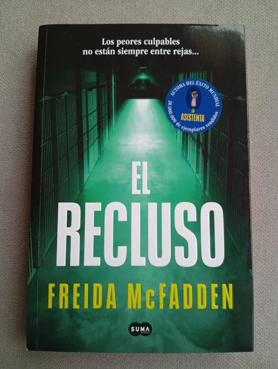 Lote de 2 libros de Freida McFadden